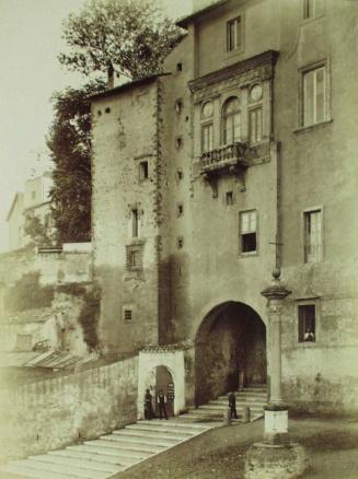Arco di San Pietro in Vincoli, col terrazzino del'epoca Borgiana.