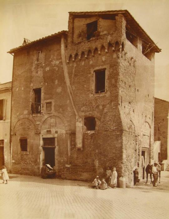 Casa Medioevale in Piazza S. Cecilia.