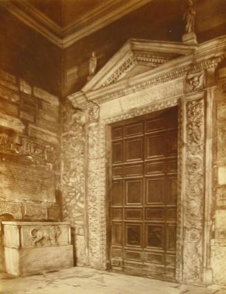 Basilica di S. Maria in Trastevere. Portico, porta a sinistra.