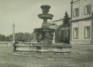 Frascati - Villa Mondragone. La Fontana sul Piazzale della Villa.