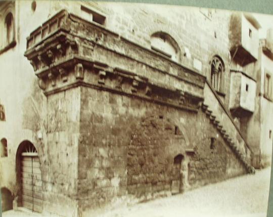 Spagnoli house. The staircase. (XIV century).