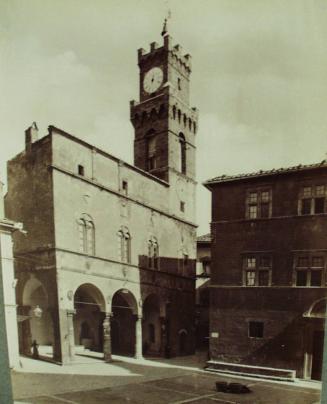 Public palace. The exterior. (Bernardo Rossellino).