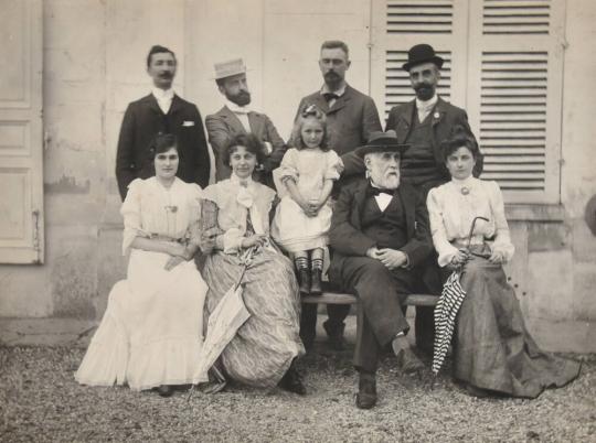 [Edgar Degas surrounded by Saint-Maurice, Pierre Lalo, Paul Poujaud, Alexis Rouart, Julie Manet, Valentine Rouart, Madeleine Rouart and Loulou de Saint-Maurice. Rouart family home in La Queue-en-Brie]