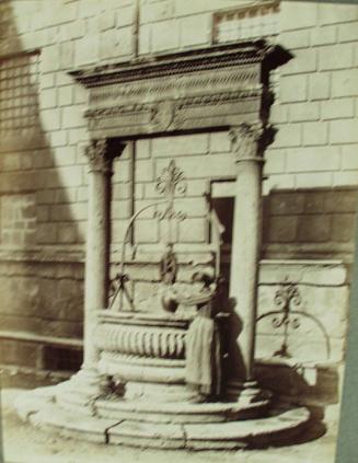 Chrurch square. The well. (Bernardo Rossellino).