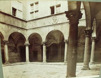 Piccolomini Palace. The courtyard.