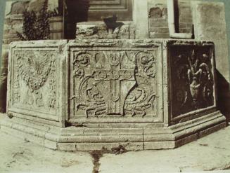 Piccolomini Palace. A well in the garden. (Bernardo Rosselino)