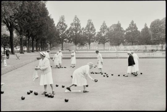 Women's bowling on green, London