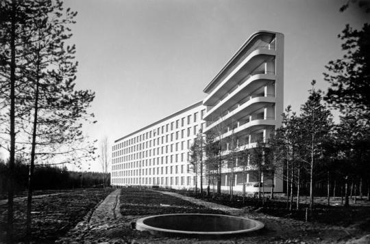 Fig. 1.1.  Paimio Sanatorium, Paimio, Finland, 1929–33; Photograph: Building A to the south and ...