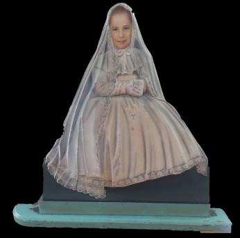 [Fotoescultura of Girl in Communion Dress]