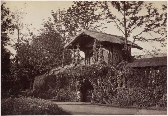 [Extérieur de la Loge Impériale au Théâtre des Fleurs, Pré Catelan, Bois de Boulogne, Paris]