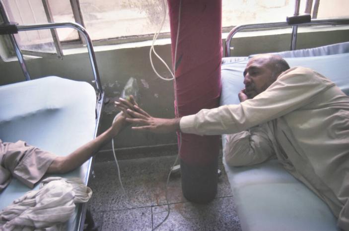 Sharing oxygen, Iraqi Red Crescent Society Hospital, Baghdad