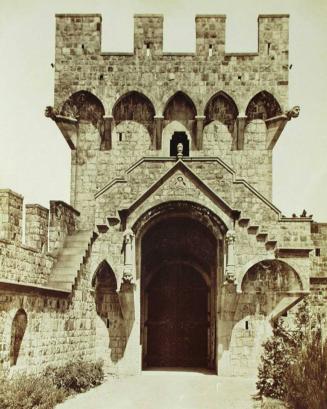 Firenze-Dintorni. Castello di Vincigliata. La porta d' ingresso vista dall' interno.