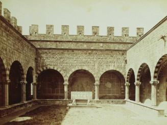 Dintorni-Castello di Vincigliata. (Proprieta del Comm. Temple Leader.) Il chiostro col portico.