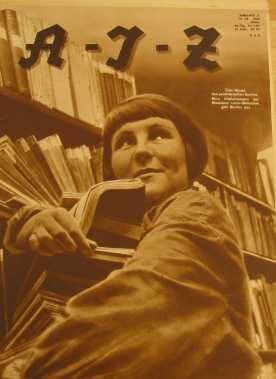 Zum Monat des proletarischen Buches: Eine Bibliothekarin der Moskauer Lenin-Bibliothek gibt Bücher aus