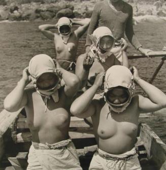 Diving Girls of Hatsuchiima Donning Masks before Diving