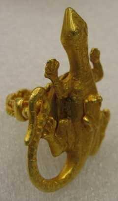 Ring surmounted by frog and lizard