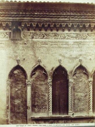 N. 19497  PADOVA - Casa Casale, al Santo.  Un particolare della facciata. (XVI secolo)