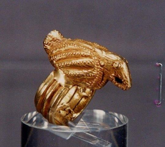 Ring surmounted by a bird