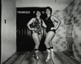 Irma González y su hija Irma Aguilar, vestidores de la Arena Neza