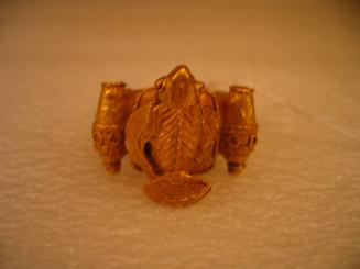 Ring surmounted by a bird and 2 cannons